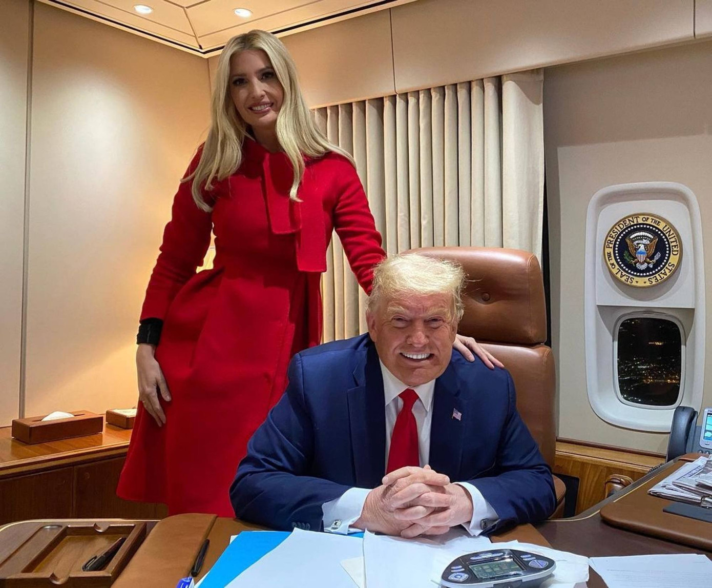 Ivanka Trump chủ yếu chọn trang phục công sở cao cấp khi làm việc tại Nhà Trắng. Ivanka Trump chủ yếu chọn trang phục công sở cao cấp khi làm việc tại Nhà Trắng.