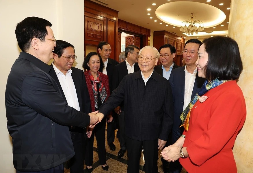 Tổng Bí thư Nguyễn Phú Trọng với các thành viên Tiểu ban Nhân sự tham dự phiên họp. (Ảnh : Trí Dũng/ TTXVN)