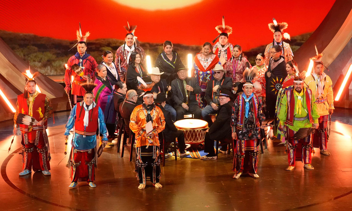 Các ca sĩ và vũ công thổ dân Osage biểu diễn bài hát Wahzhazhe trong phim Killers of the Flower Moon. Ảnh: AP.