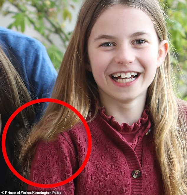 Nhiều lỗi photoshop được phát hiện trong bức ảnh khiến các cơ quan báo chí lớn đều xóa nó khỏi kho lưu trữ. Ảnh: Daily Mail. Nhiều lỗi photoshop được phát hiện trong bức ảnh khiến các cơ quan báo chí lớn đều xóa nó khỏi kho lưu trữ. Ảnh: Daily Mail.