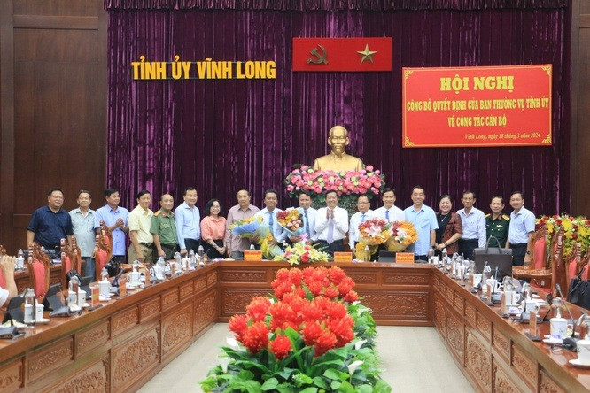 Ban Thường vụ Tỉnh ủy Vĩnh Long công bố quyết định công tác cán bộ cho 4 đồng chí. Ảnh: Chinhphu.vn. Ban Thường vụ Tỉnh ủy Vĩnh Long công bố quyết định công tác cán bộ cho 4 đồng chí. Ảnh: Chinhphu.vn.