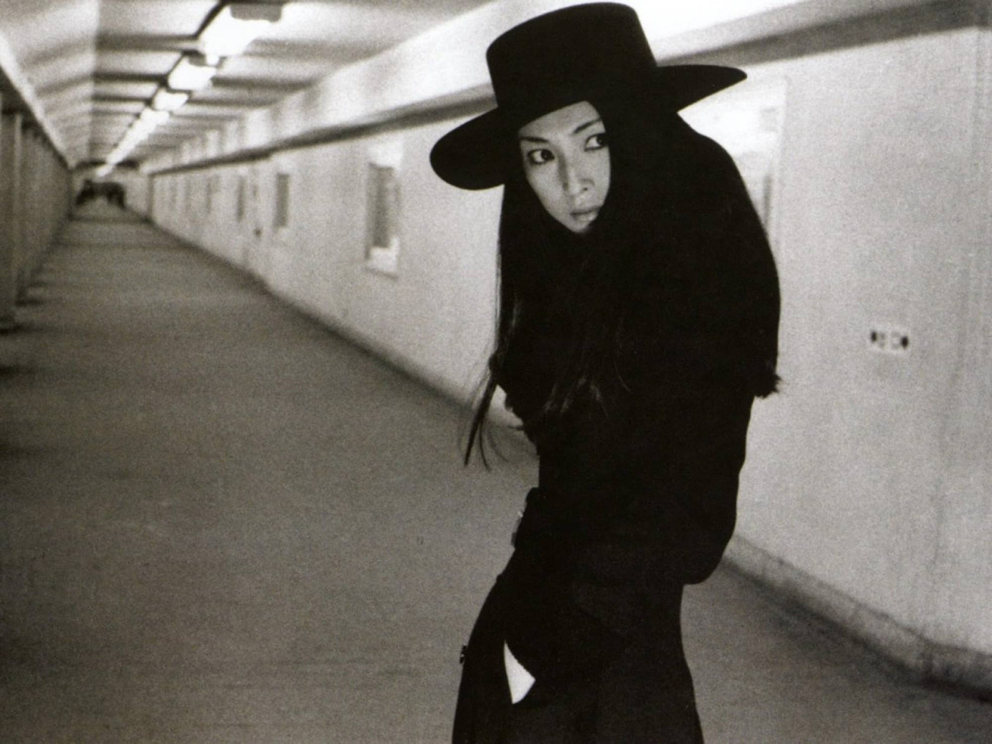 Meiko Kaji trông bí ẩn và u tối trong tạo hình nữ tù nhân bọ cạp.