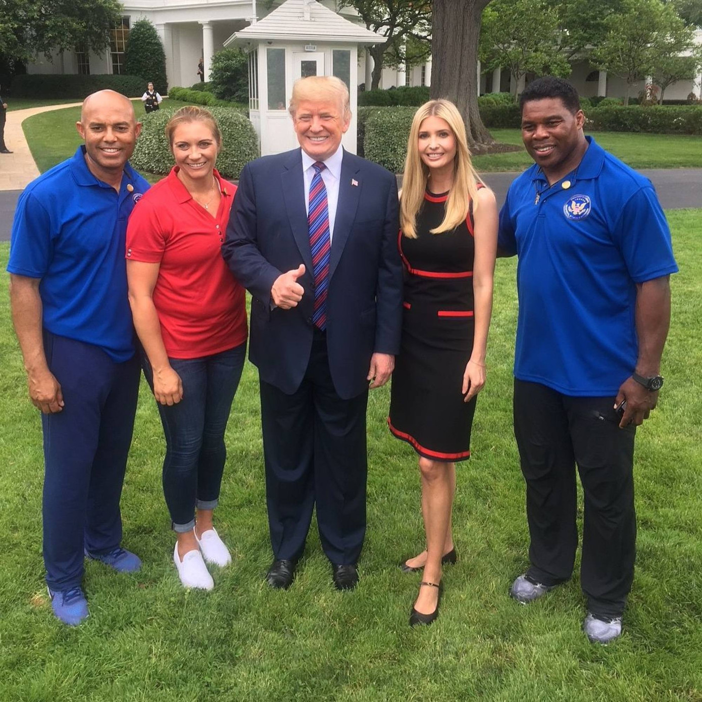 Ivanka và Donald Trump quảng bá cho ngày hội dã ngoại ở Nhà Trắng. Ivanka và Donald Trump quảng bá cho ngày hội dã ngoại ở Nhà Trắng.