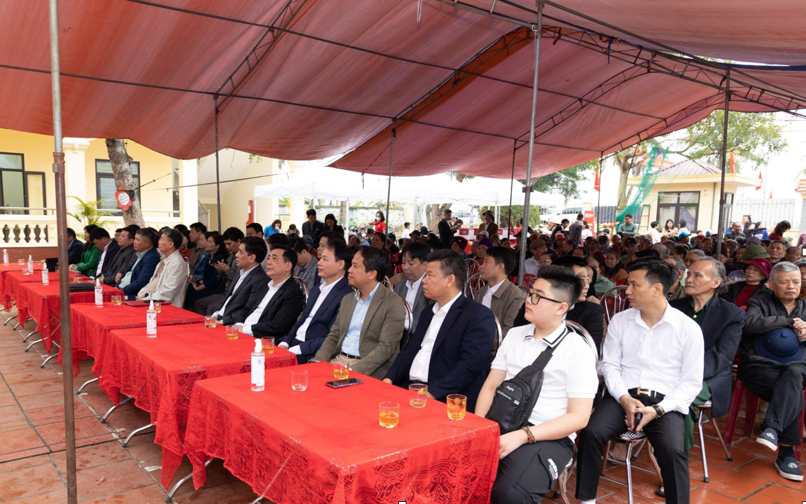 Đại biểu hơn 1.000 người dân và các em học sinh trên địa bàn xã Vĩnh Phong, huyện Vĩnh Bảo Hải Phòng tham gia chương trình khám bệnh Vì Một Việt Nam khỏe mạnh hơn. Đại biểu hơn 1.000 người dân và các em học sinh trên địa bàn xã Vĩnh Phong, huyện Vĩnh Bảo Hải Phòng tham gia chương trình khám bệnh Vì Một Việt Nam khỏe mạnh hơn.