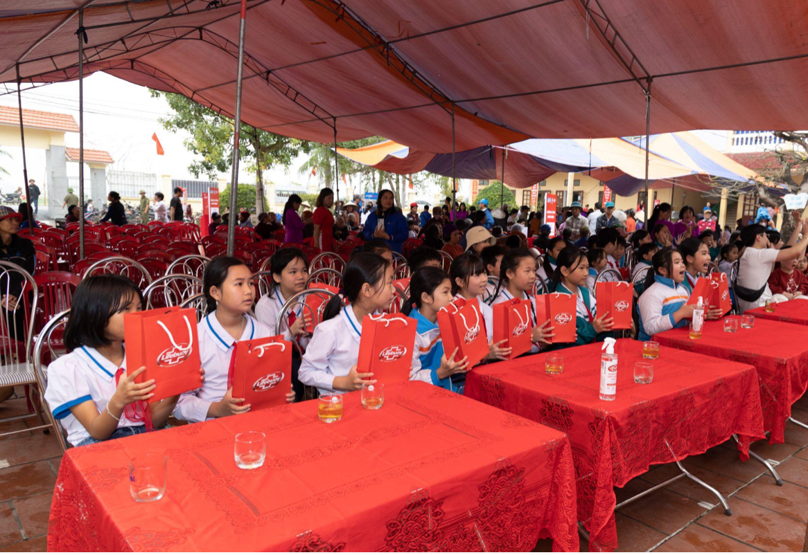 Phần quà sạch khuẩn sạch khuẩn, vệ sinh thân thể được trao đến các em học sinh và người dân tại huyện Vĩnh Bảo, Hải Phòng Phần quà sạch khuẩn sạch khuẩn, vệ sinh thân thể được trao đến các em học sinh và người dân tại huyện Vĩnh Bảo, Hải Phòng