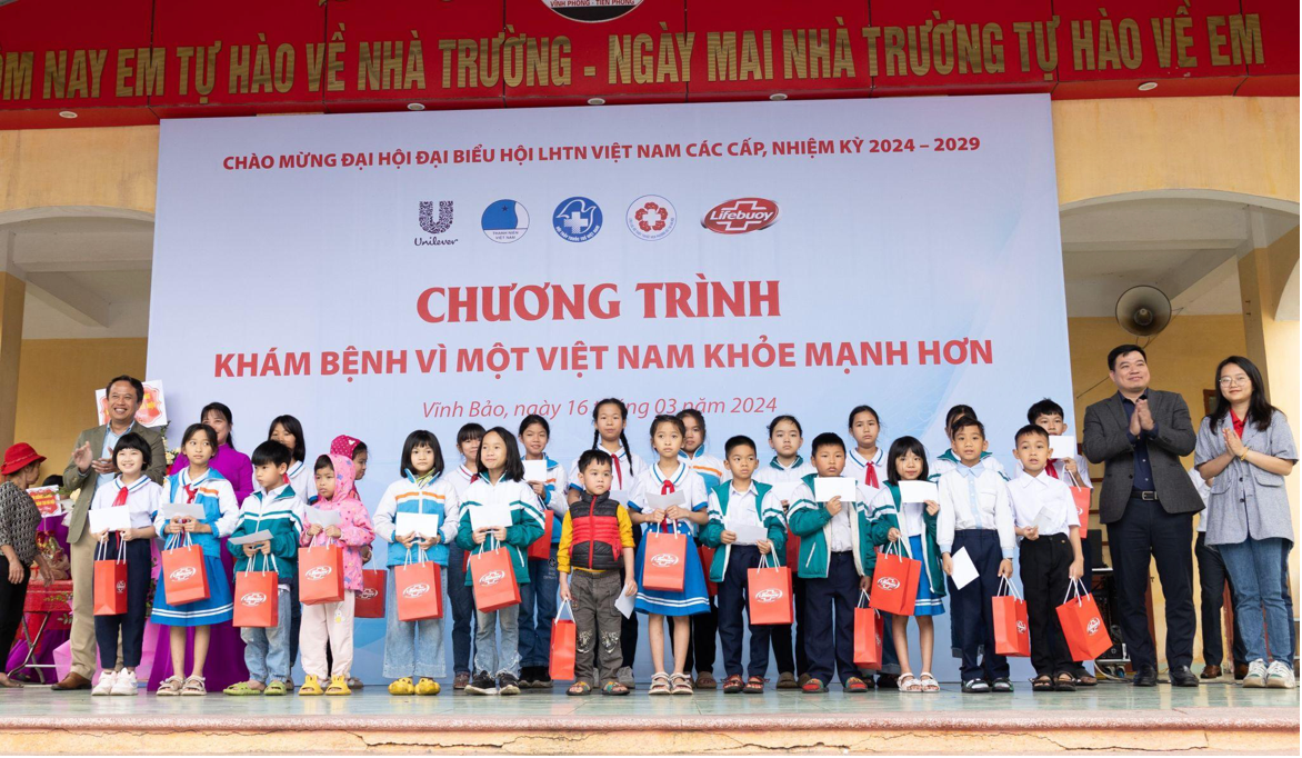 Đại diện nhãn hàng Lifebuoy và Hội thầy thuốc trẻ Việt Nam tặng quà cho các em học sinh có hoàn cảnh khó khăn tại huyện Vĩnh Bảo, Hải Phòng. Đại diện nhãn hàng Lifebuoy và Hội thầy thuốc trẻ Việt Nam tặng quà cho các em học sinh có hoàn cảnh khó khăn tại huyện Vĩnh Bảo, Hải Phòng.
