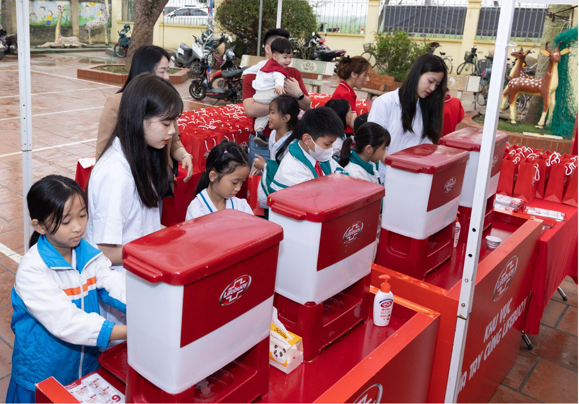 Hoạt động giáo dục sạch khuẩn, vệ sinh thân thể để bảo vệ sức khỏe khỏi bệnh truyền nhiễm cho trẻ em. Hoạt động giáo dục sạch khuẩn, vệ sinh thân thể để bảo vệ sức khỏe khỏi bệnh truyền nhiễm cho trẻ em.