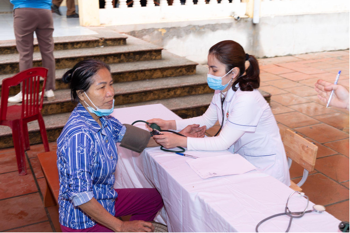 Đội ngũ y bác sĩ tiến hành kiểm tra sức khỏe cho người dân huyện Vĩnh Bảo trong chương trình khám bệnh Vì Một Việt Nam khỏe mạnh hơn. Đội ngũ y bác sĩ tiến hành kiểm tra sức khỏe cho người dân huyện Vĩnh Bảo trong chương trình khám bệnh Vì Một Việt Nam khỏe mạnh hơn.