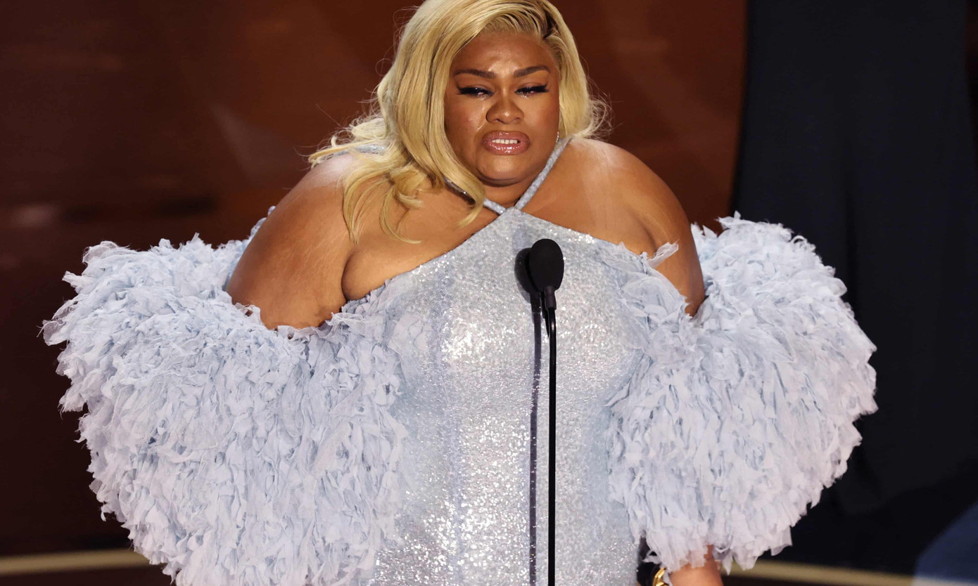 Da'Vine Joy Randolph khóc trên sân khấu nhận giải. Ảnh: Reuters.