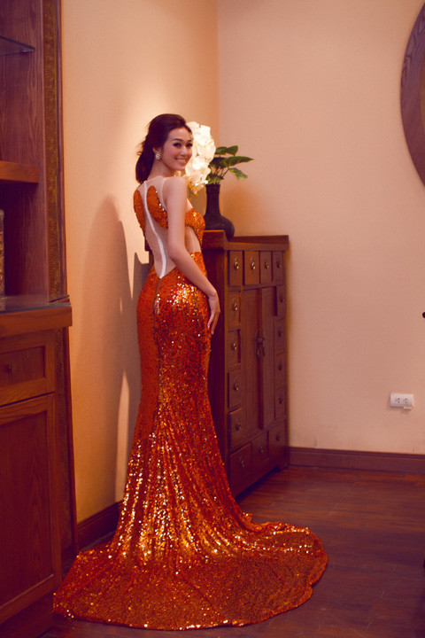 Người đẹp cực kỳ cuốn hút ở góc chụp từ đằng sau với tà váy dài