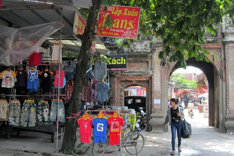 Cổng làng Nành quây quanh bởi cửa hiệu quần áo