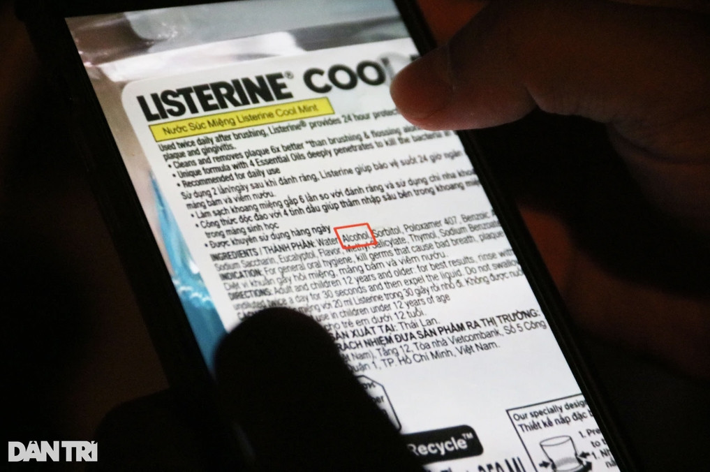 Và chỉ cho cảnh sát biết trong nước súc miệng có cồn (Ảnh: Trần Thanh).