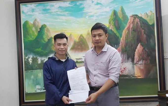 Lãnh đạo Xí nghiệp xe buýt Cầu Bươu khen thưởng cho phụ xe buýt có hành động đuổi theo đối tượng móc túi, lấy điện thoại cho nữ hành khách (Ảnh: Hoàng Hùng).