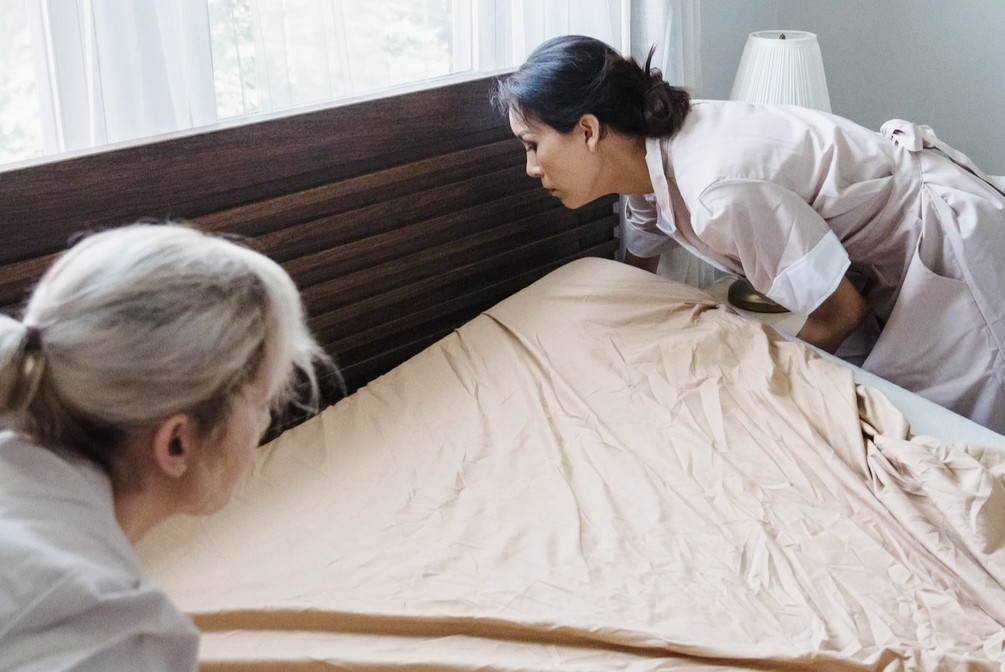 Chủ nhà than vãn thuê giúp việc thì nhàn chân tay, nhưng mệt cái đầu (Ảnh minh họa: Pexels).