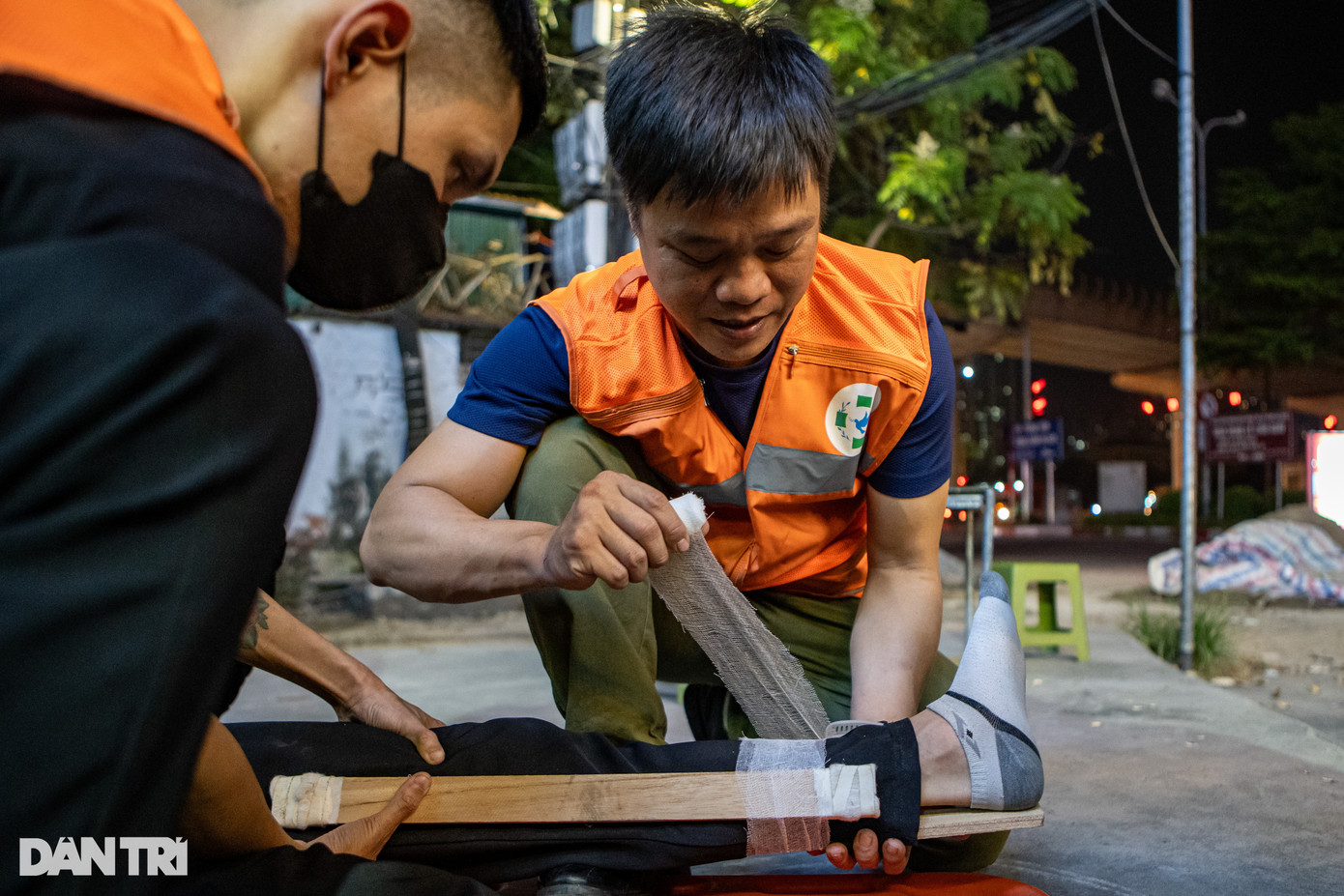 Anh Việt tập huấn kỹ năng sơ cứu cho các thành viên của FAS Angel (Ảnh: Minh Nhân).