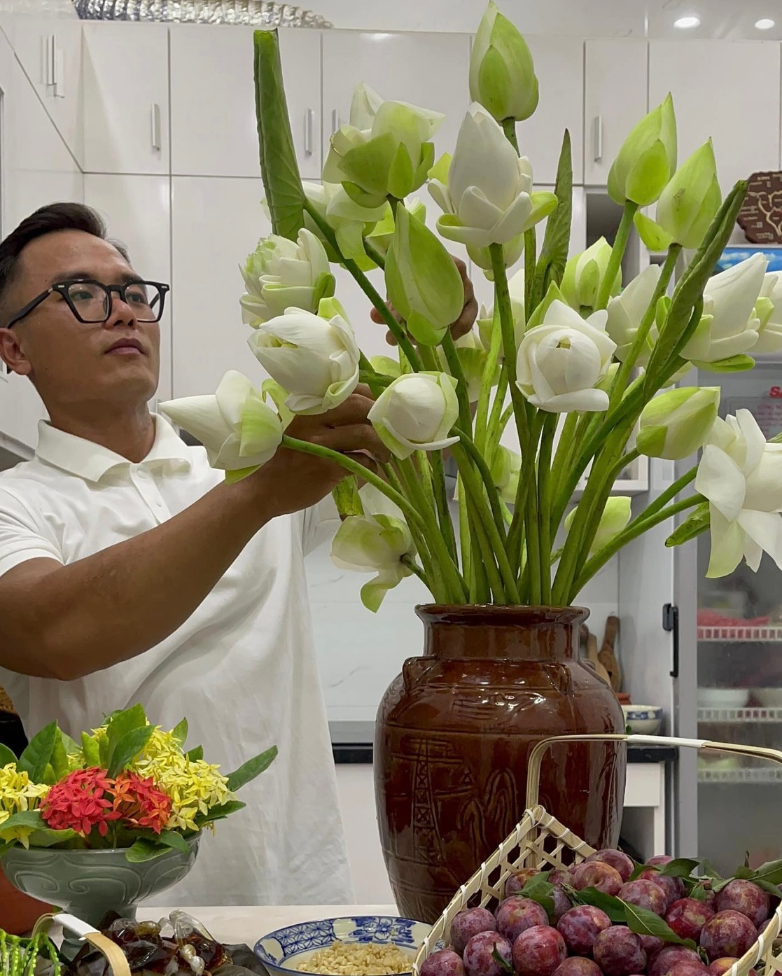 Chàng trai 8X còn tự tay bày biện những lọ hoa trong nhà (Ảnh: NVCC). Chàng trai 8X còn tự tay bày biện những lọ hoa trong nhà (Ảnh: NVCC).