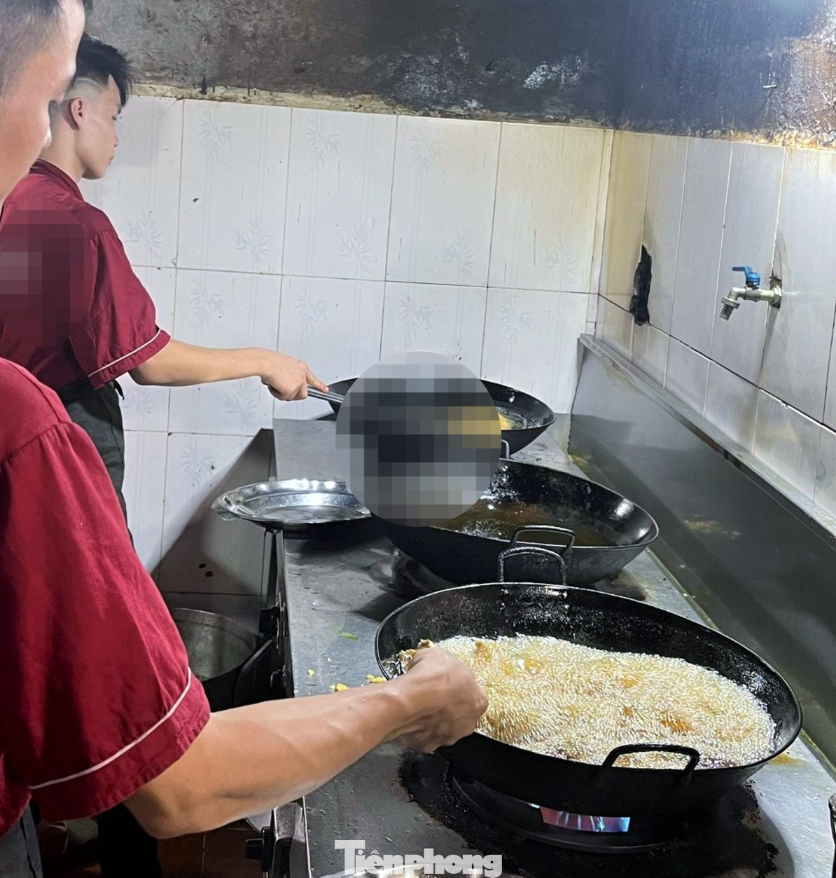 "Mâm cỗ xôi gà cúng lên bàn thờ tổ tiên nên người làm phải chuẩn bị nguyên liệu sạch, tỉ mỉ từng khâu từ chọn gà, nấu xôi đến lên cỗ. Ngoài những mâm truyền thống còn có các món cúng mới, lạ mắt và phù hợp theo nhu cầu khách hàng", anh Toại cho hay.