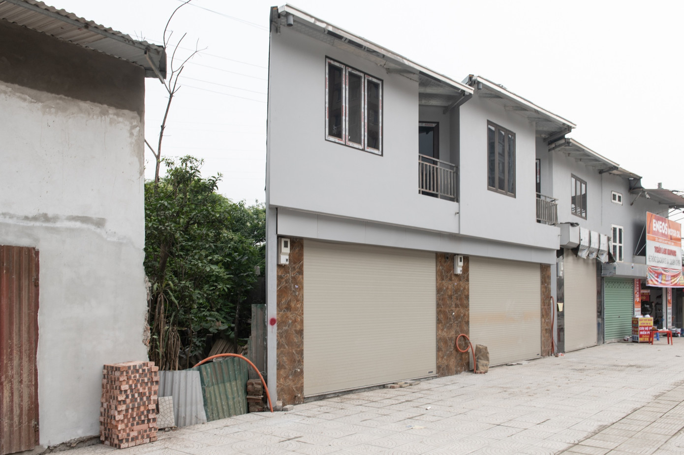 nhà siêu mỏng siêu méo ảnh 12 Lô đất này có mặt tiền rộng khoảng 2 m đang được quây tôn, chưa được xây dựng.