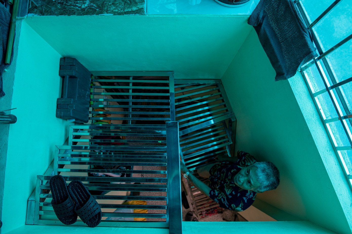 nhà siêu mỏng siêu méo ảnh 11 Cậu con trai ông Khánh năm nay học lớp 10, không có không gian sinh hoạt chung khiến cả gia đình cảm thấy bất tiện. "Mỗi đêm con mở đèn học là chúng tôi cũng phải thức theo. Nó cũng không có không gian riêng", ông nói.