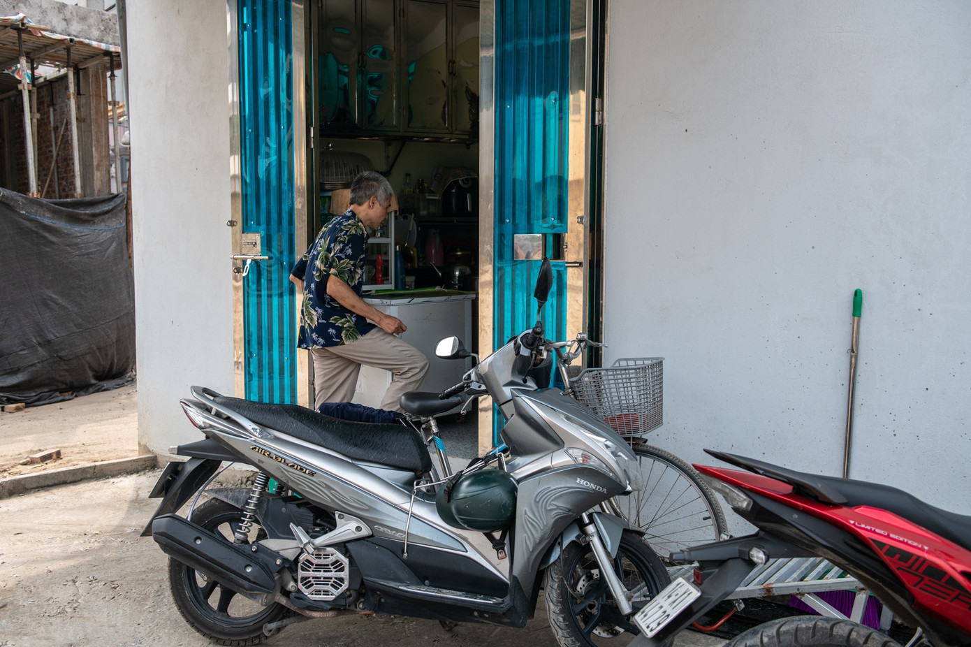 nhà siêu mỏng siêu méo ảnh 10 Xe máy của gia đình này phải để ở ngoài và thường xuyên có người để mắt trông giữ. Đến tối những chiếc xe này mới được đưa vào trong nhà.