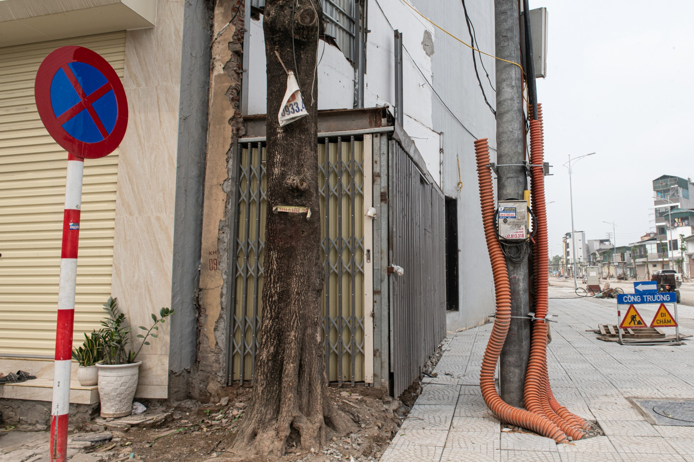 nhà siêu mỏng siêu méo ảnh 5 Căn nhà rộng chưa đầy 2 m2, không đủ diện tích để được cấp phép xây dựng. Trong khi chưa thỏa thuận được việc mua bán, chủ nhân đã tiến hành quây tôn diện tích còn lại.