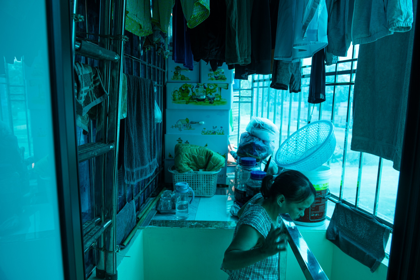 nhà siêu mỏng siêu méo ảnh 9 Căn nhà có 2 tầng, tầng một chỉ đủ làm nơi nấu ăn, bộ bàn ghế tiếp khách và cầu thang lên tầng 2. Ở tầng 2 được thiết kế làm nơi để máy giặt, phơi đồ và một phòng ngủ chung của 3 người gồm vợ chồng ông Khánh cùng cậu con trai đang học lớp 10.