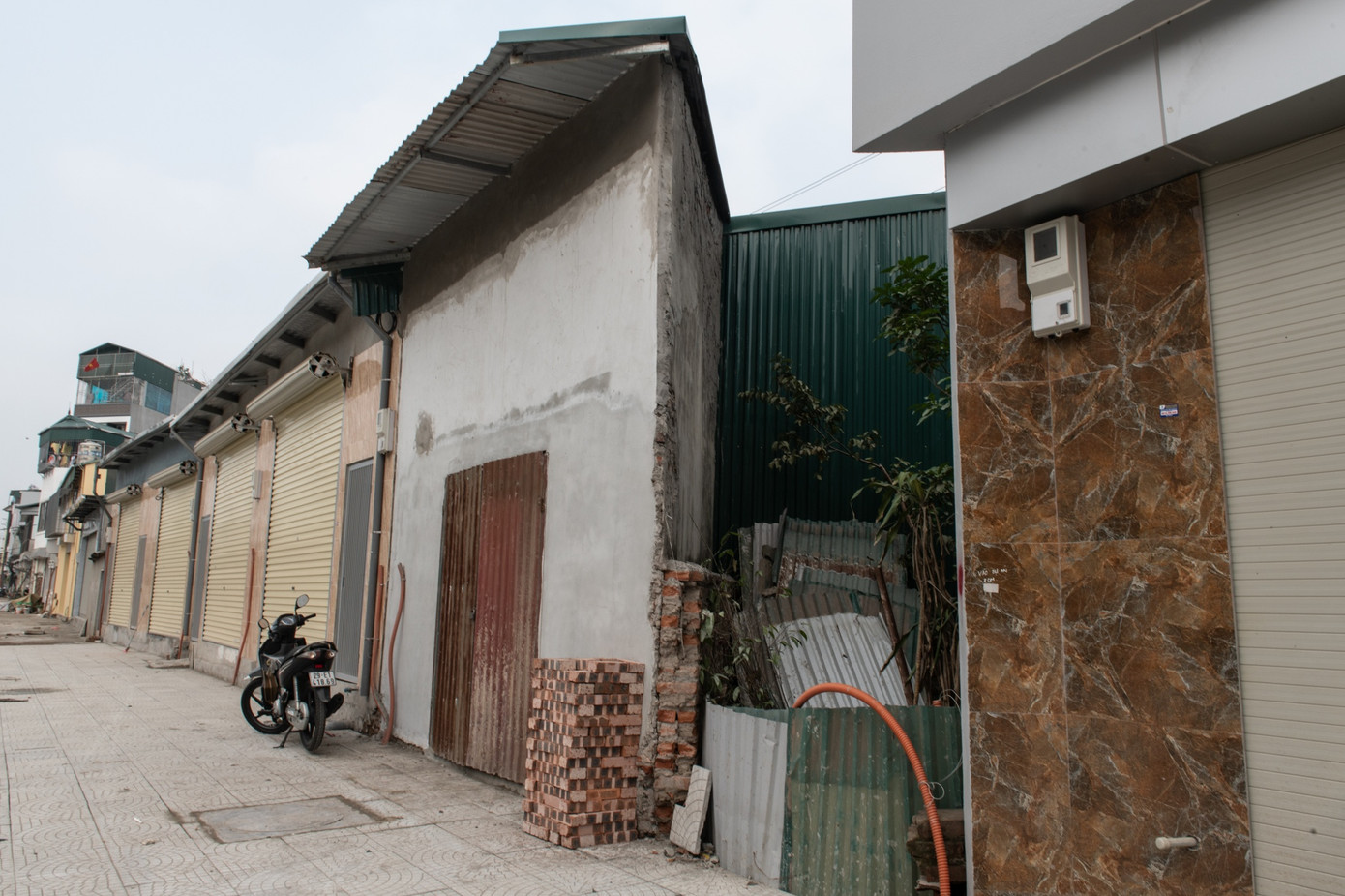 nhà siêu mỏng siêu méo ảnh 14 Nhiều người dân phía trong những căn nhà siêu mỏng cho hay mức giá khi ra mặt đường tăng cao nên khó thỏa thuận để hợp khối. Trong khi những người ở phía ngoài lại cho rằng họ không yên tâm về pháp lý và sự ràng buộc khi thỏa thuận hợp thửa đất.