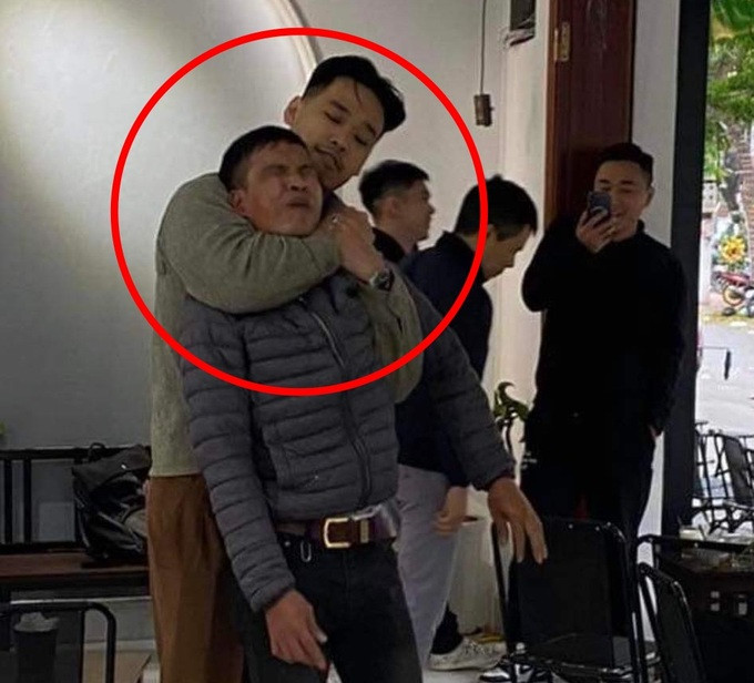 Tên cướp liên tục "xin tha" sau khi bị anh Trung và mọi người khống chế. Ảnh: NVCC.