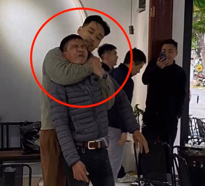 Tên cướp liên tục "xin tha" sau khi bị anh Trung và mọi người khống chế. Ảnh: NVCC. Tên cướp liên tục "xin tha" sau khi bị anh Trung và mọi người khống chế. Ảnh: NVCC.