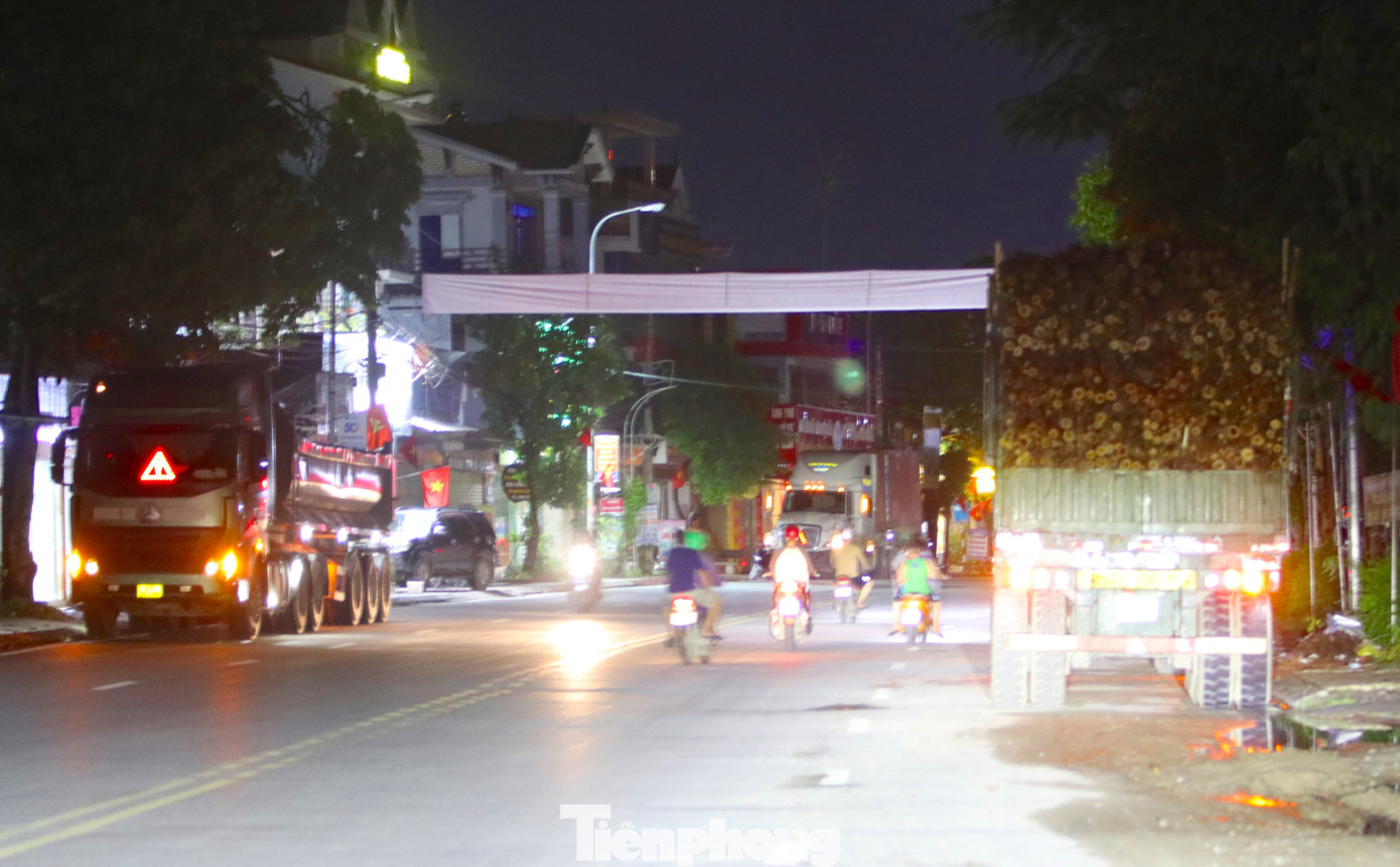 Ban đêm, những chiếc xe "khủng" chở đầy keo vô tư chạy và dừng đỗ đoạn qua địa bàn thị trấn Quỳ Hợp (Nghệ An) tiềm ẩn nguy cơ mất an toàn giao thông.