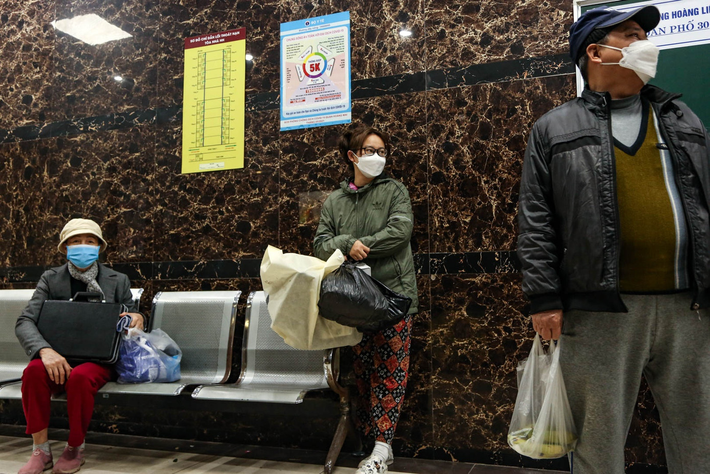 Vì thang máy báo quá tải, chị Vi Thanh Hồng, ở tầng 13 phải đứng đợi cho lượt sau. “Sau khi sự cố xảy ra, tôi cùng cả nhà phải đi lưu trú nhà người thân ở nơi khác. Vì phải dọn đồ nhiều nên leo thang bộ cũng đã 3-4 lần. Giờ thang máy hoạt động lại, dù lâu cũng phải cố đợi vì đã quá chán và mệt”, chị chia sẻ.