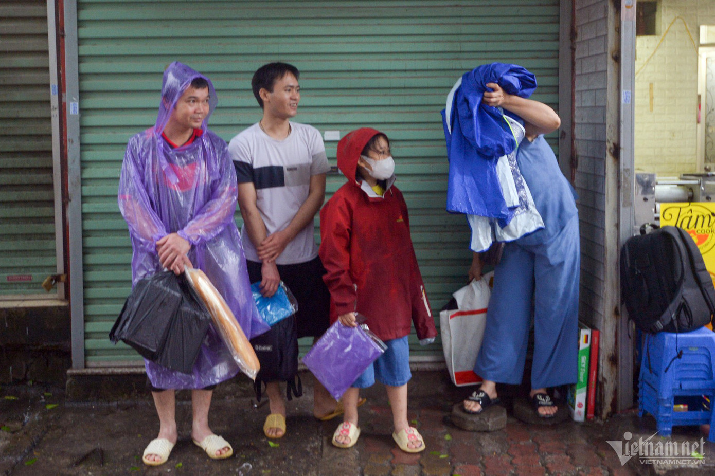 Anh Vũ Văn Ánh cùng gia đình trở về huyện Vụ Bản (Nam Định) nghỉ lễ. “Tôi đứng đợi xe được hơn 30 phút rồi, họ hẹn lúc 7h30 mà bây giờ vẫn chưa thấy, tôi hơi sốt ruột. Có lẽ trời mưa như vậy nên giao thông cũng bị ảnh hưởng phần nào”, anh nói.