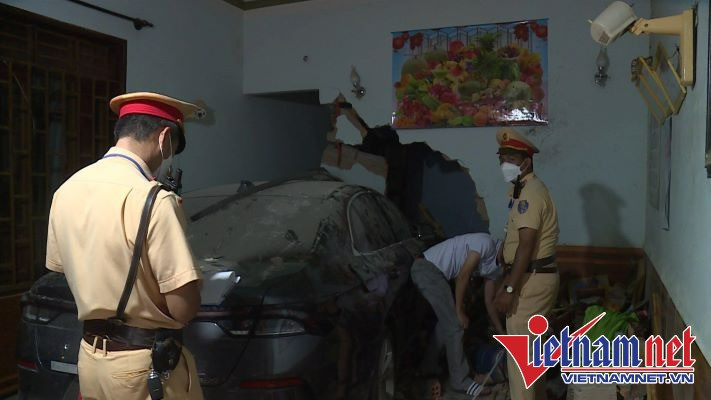 Cơ quan chức năng khám nghiệm hiện trường. Cơ quan chức năng khám nghiệm hiện trường.