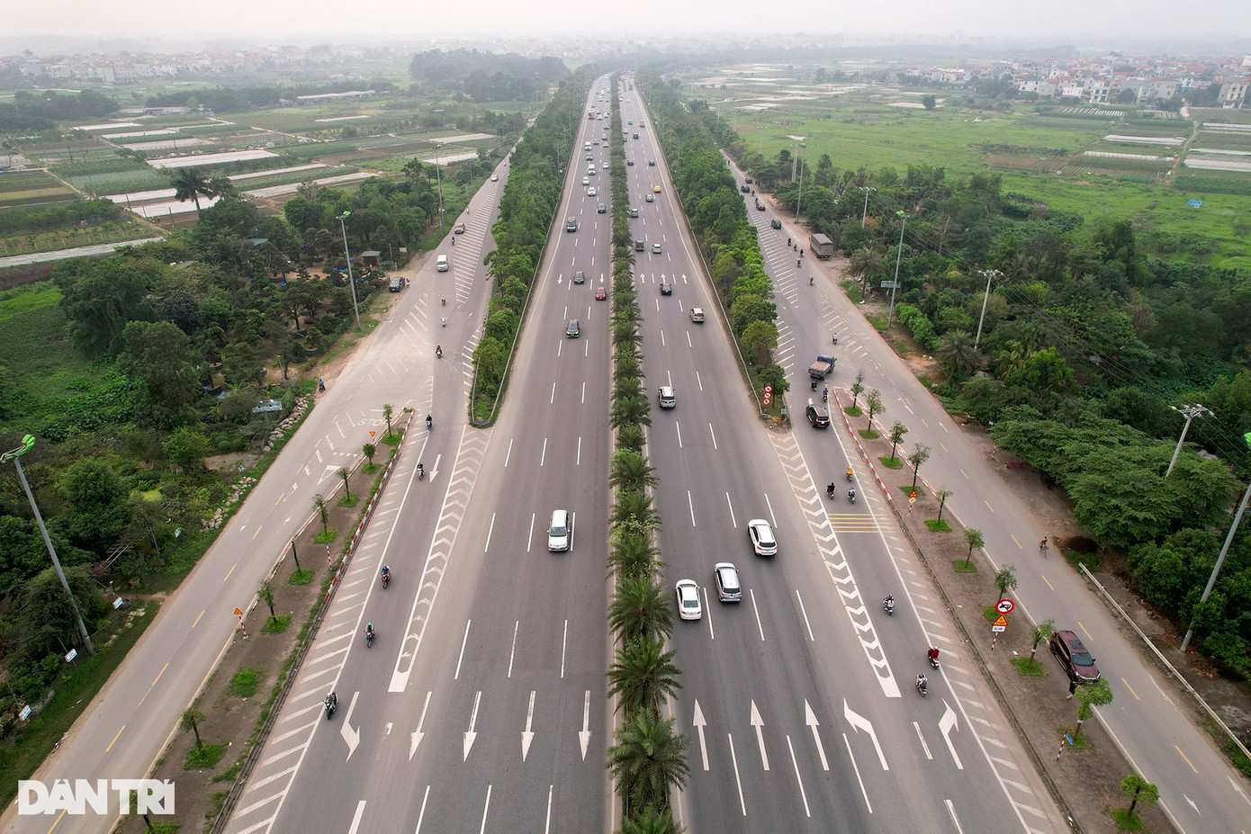 Phần đường chính được thiết kế là theo tiêu chuẩn đường phố, vận tốc thiết kế 80km/h. Các đường gom được thiết kế theo tiêu chuẩn đường cấp V, vận tốc thiết kế theo đường nội đô 40km/h.