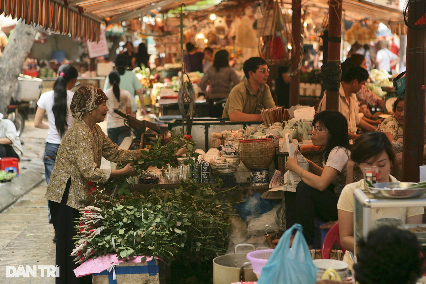Chợ Hàng Bè (quận Hoàn Kiếm) là một trong những chợ truyền thống đã gắn bó với người dân phố cổ lâu đời, mang đậm dấu ấn văn hóa của Thăng Long - Kẻ Chợ xưa. Trước đây chợ họp dưới lòng đường, các lều lán nhỏ được dựng tạm, mỗi người một ô, một khoảnh.
