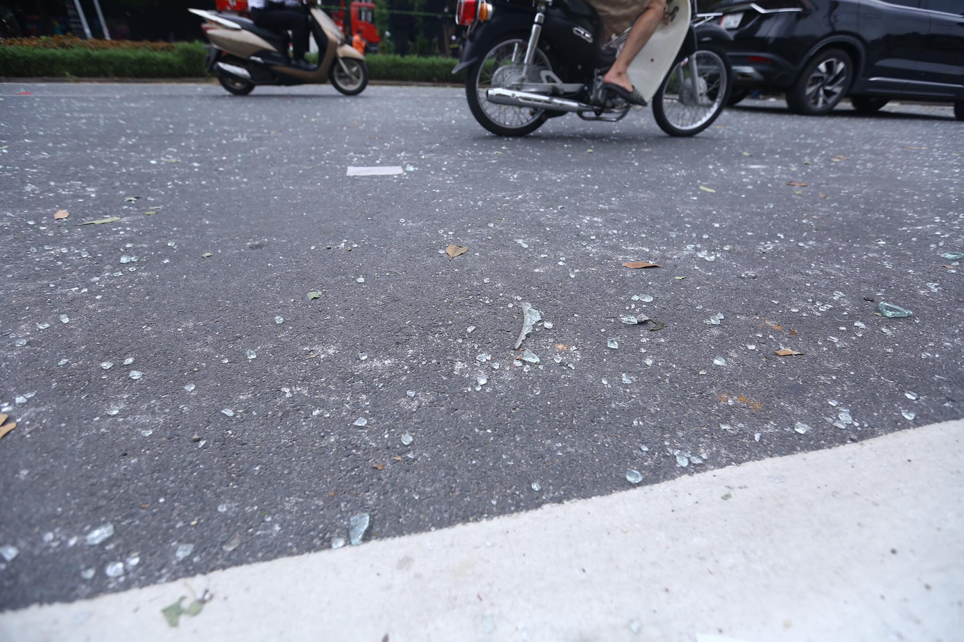 Sức ép của vụ nổ khiến toàn bộ mặt tiền ngôi nhà biến dạng, đường dây điện chạy qua cũng trũng xuống, cây cối xung quanh gãy cành nằm la liệt chắn ngang đường.