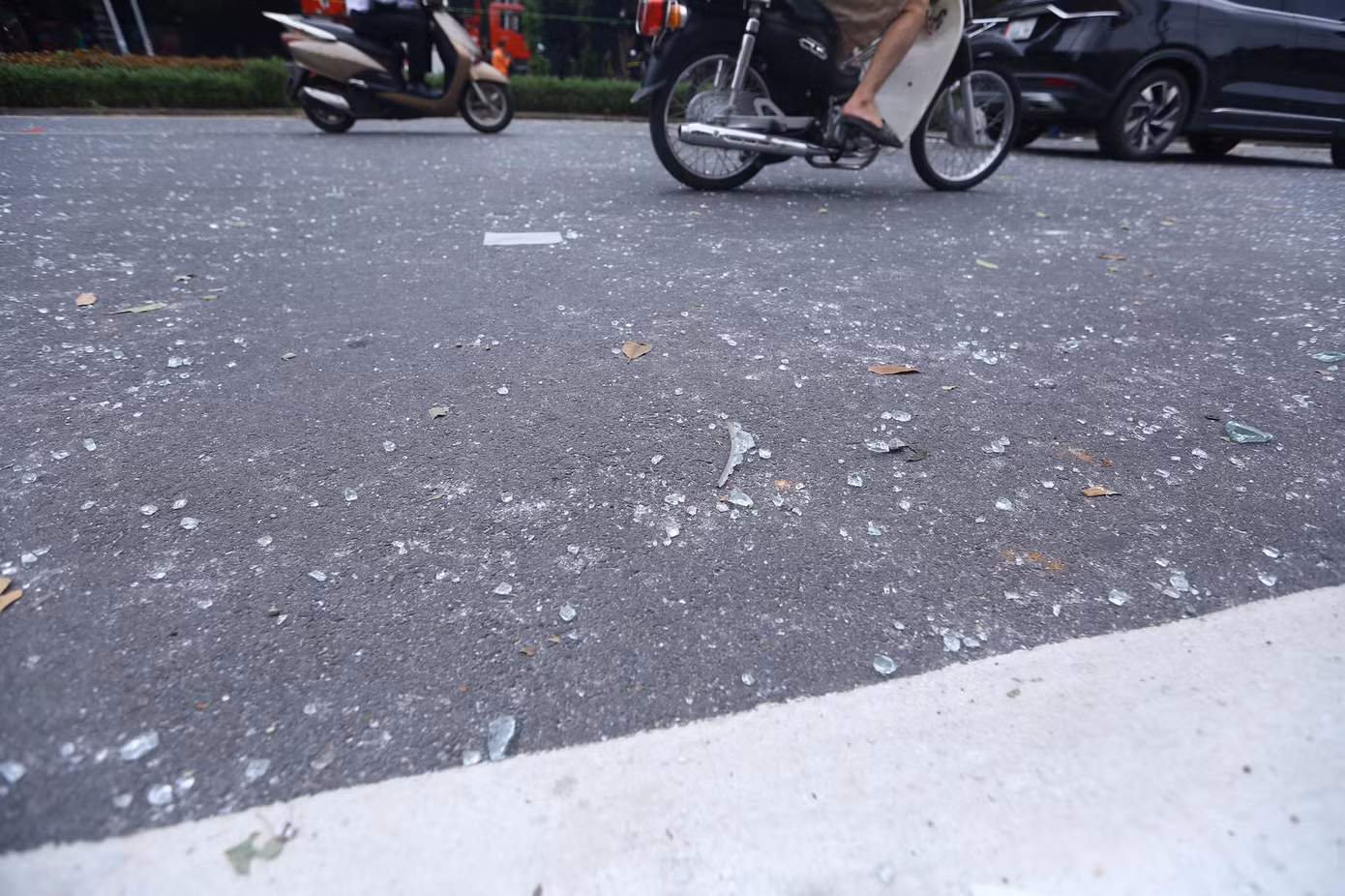 Sức ép của vụ nổ khiến toàn bộ mặt tiền ngôi nhà biến dạng, đường dây điện chạy qua cũng trũng xuống, cây cối xung quanh gãy cành nằm la liệt chắn ngang đường.