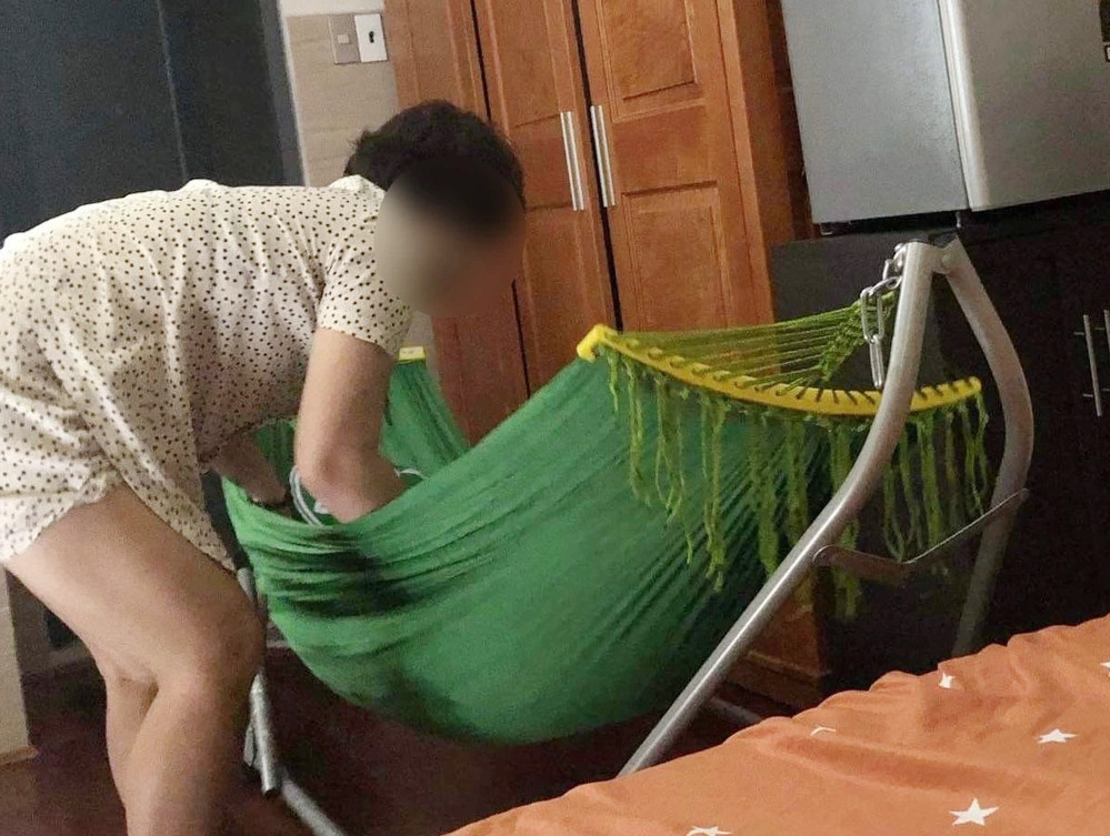 Nhiều gia đình gặp khó khăn tìm người giúp việc chăm trẻ (Ảnh: Hồng Thanh).