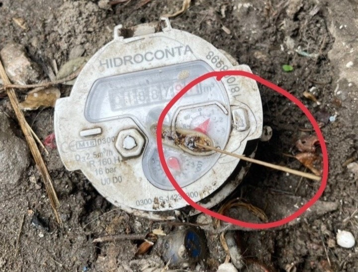 thu 81 triệu tiền nước ảnh 1 Hiện trạng đồng hồ đo nước nhà anh Thắng khi lập biên bản, đồng hồ này nằm ở ngoài đường, cách khu nhà trọ khoảng 2-3 m. Ảnh: Người dân cung cấp.