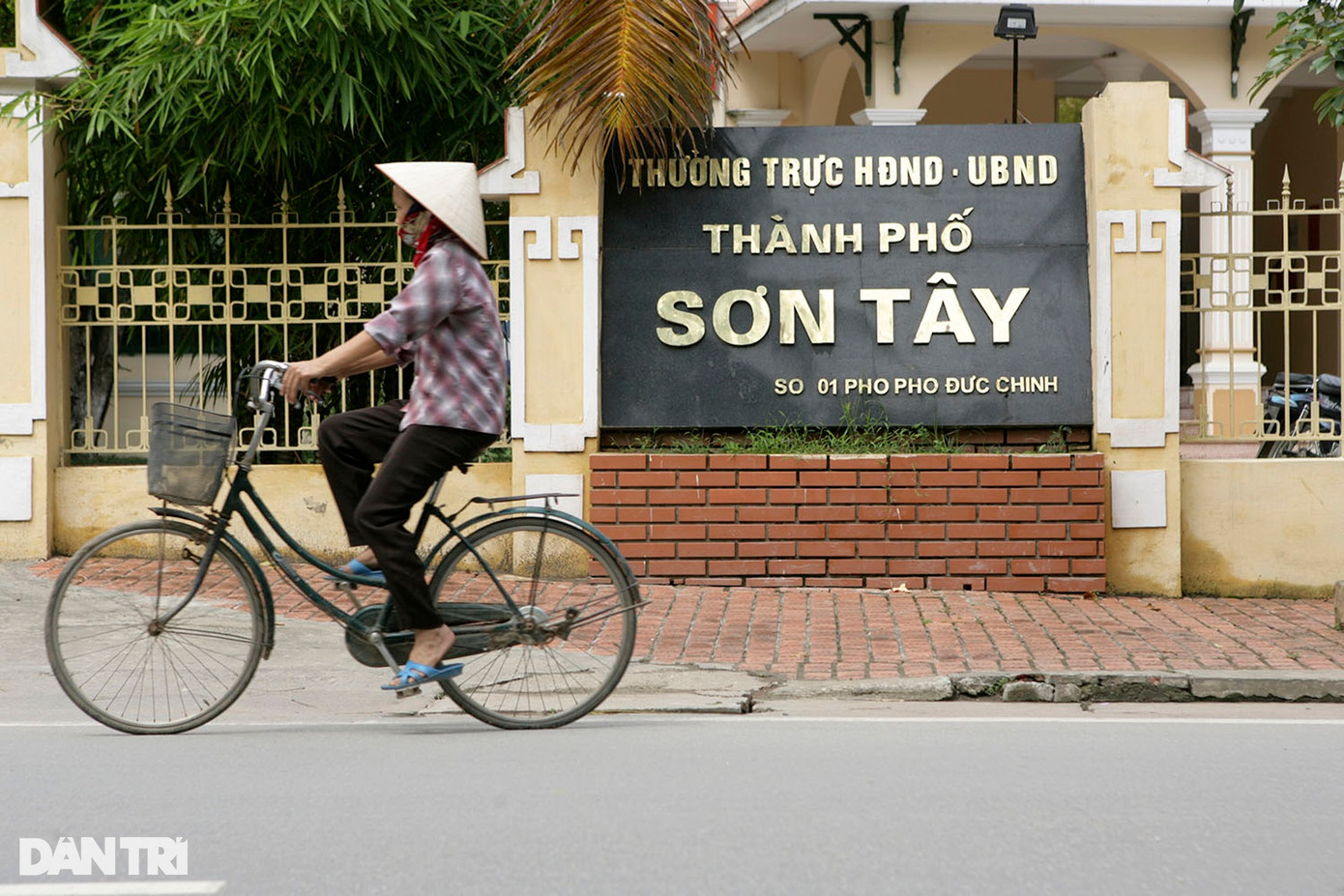 Thị xã Sơn Tây được công nhận là đô thị loại 3 vào tháng 5/2006. Hơn 1 năm sau, Chính phủ ban hành quyết định thành lập thành phố Sơn Tây (tỉnh Hà Tây cũ). Ngày 1/8/2008, toàn bộ tỉnh Hà Tây nhập về Hà Nội. Ngày 8/5/2009, Chính phủ ra nghị quyết chuyển thành phố này thành thị xã trực thuộc thành phố Hà Nội. Ảnh chụp trụ sở UBND thị xã Sơn Tây năm 2009.