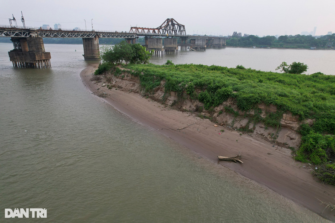 Do mực nước năm nay thấp hơn, ở một số vị trí bãi nổi cao trên mặt nước gần 3 mét. Do mực nước năm nay thấp hơn, ở một số vị trí bãi nổi cao trên mặt nước gần 3 mét.