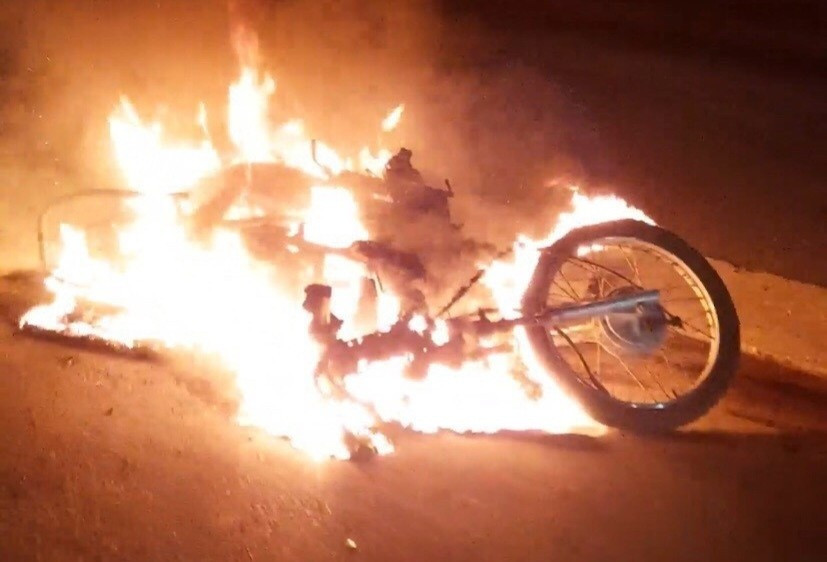 Xe máy bị đốt cháy. Ảnh: M.Đ.