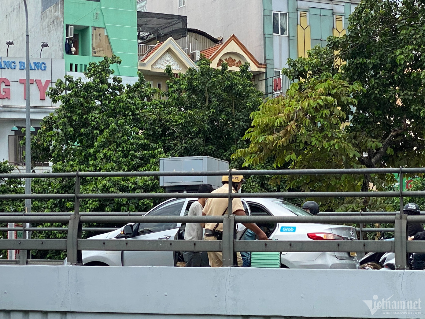 CSGT ghi nhận hiện trường, yêu cầu chủ các phương tiện di chuyển xuống dưới chân cầu để xử lý giải tỏa ùn tắc cửa ngõ sân bay Tân Sơn Nhất. CSGT ghi nhận hiện trường, yêu cầu chủ các phương tiện di chuyển xuống dưới chân cầu để xử lý giải tỏa ùn tắc cửa ngõ sân bay Tân Sơn Nhất.