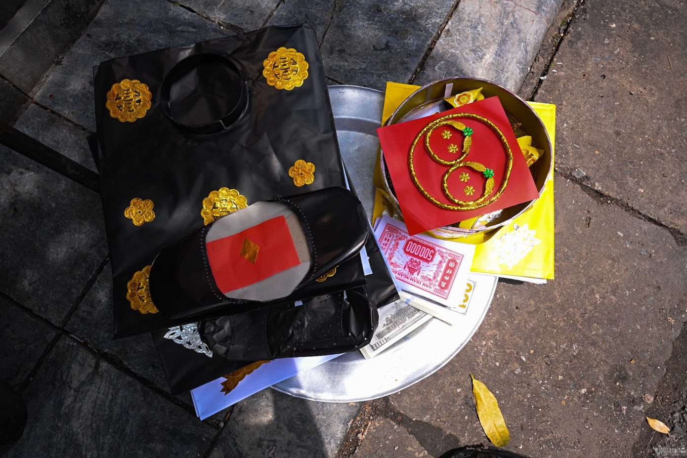 Theo quan niệm của dân gian, việc đốt vàng mã dịp rằm tháng 7 sẽ xua tan điều xấu, đón điều tốt về với gia chủ. Theo quan niệm của dân gian, việc đốt vàng mã dịp rằm tháng 7 sẽ xua tan điều xấu, đón điều tốt về với gia chủ.