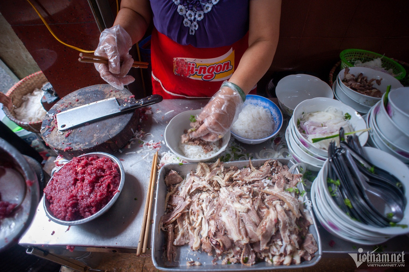 Bánh phở được lấy từ một cơ sở thân quen suốt vài chục năm của gia đình. Sợi phở phải đảm bảo dai, dẻo, đặc bột và ngấm nước dùng.