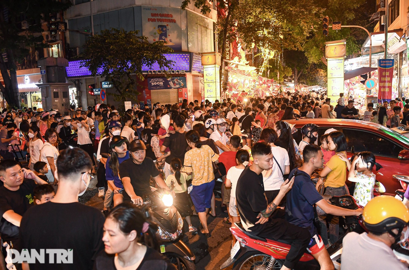 Dòng người đổ đến phố hàng Mã trước thềm Trung thu (Ảnh: Toàn Vũ). Dòng người đổ đến phố hàng Mã trước thềm Trung thu (Ảnh: Toàn Vũ).