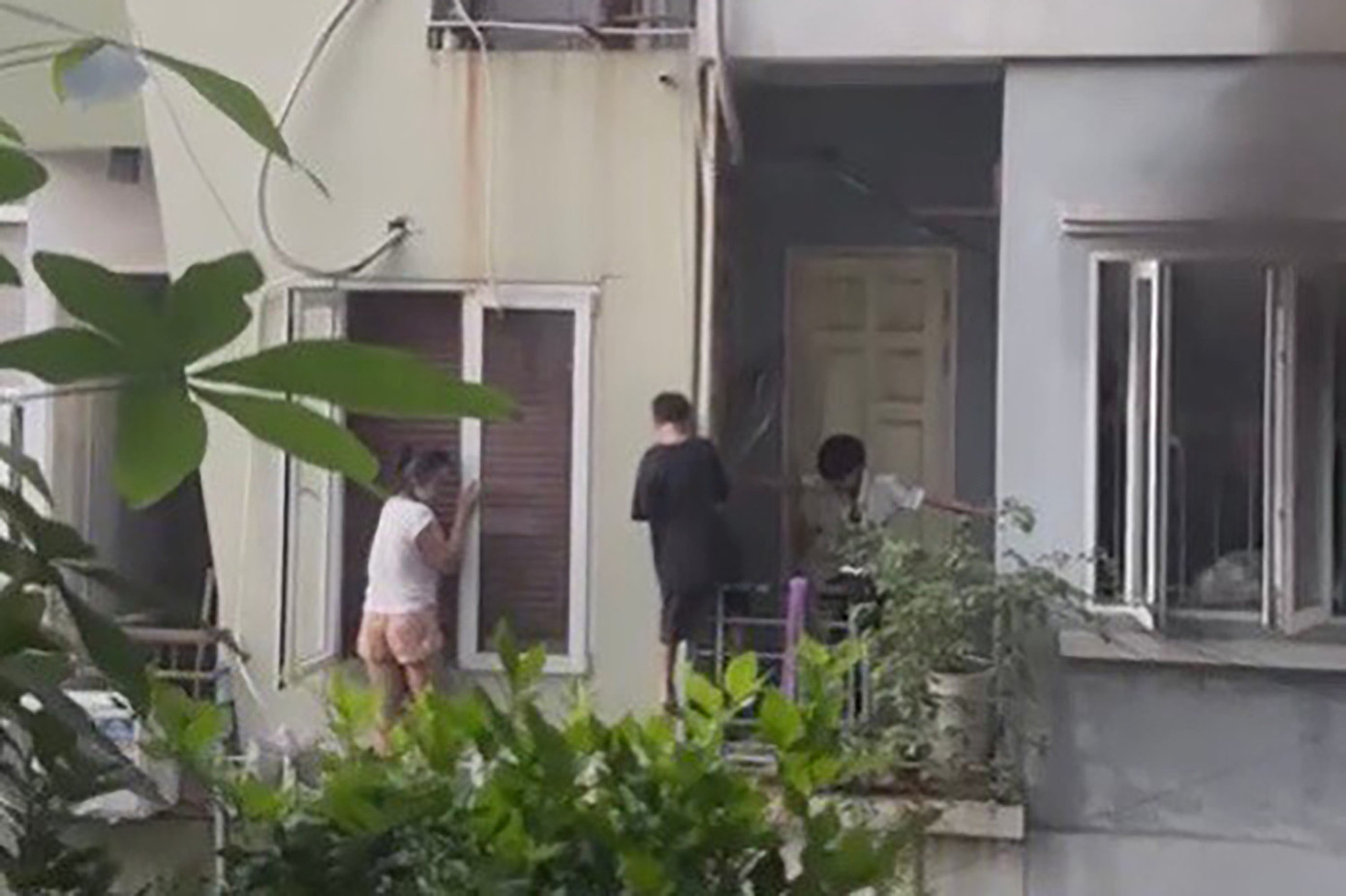 4 người trong gia đình đã trèo sang nhà hàng xóm thoát nạn (Ảnh: CACC)