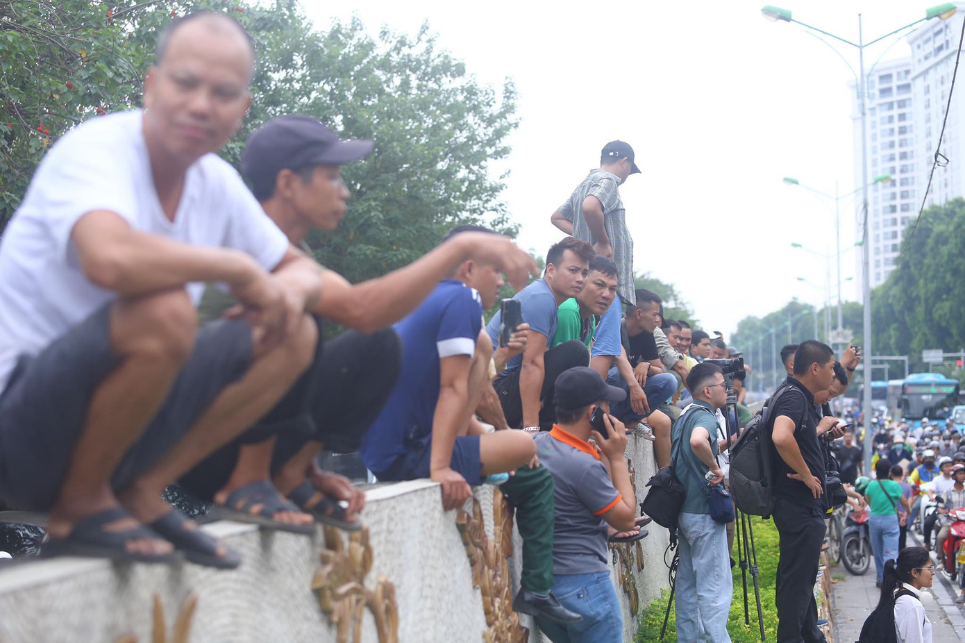 Nhiều người dân tò mò tụ tập quanh hiện trường