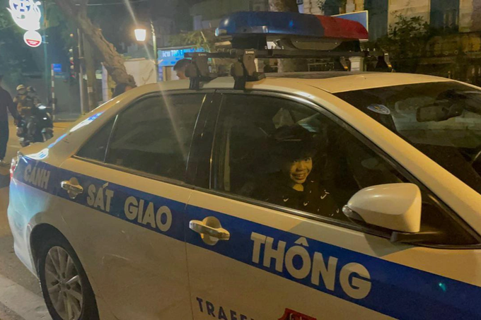 CSGT sau đó đã sử dụng xe chuyên dụng để đưa các em học sinh về nơi tạm trú tại quận Cầu Giấy (Ảnh: Hoàng Hiệp).