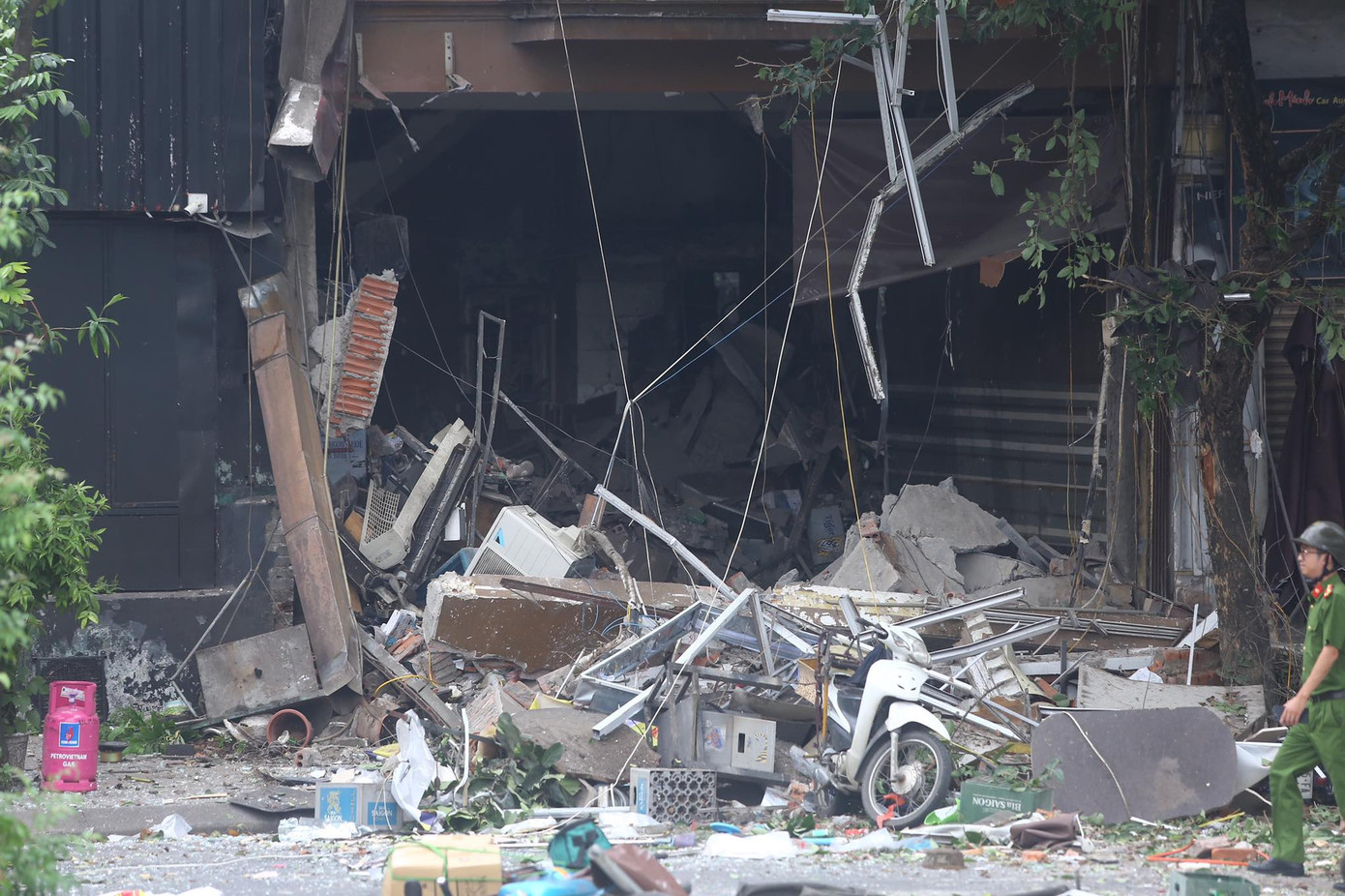 Nhận được tin báo, Công an quận Ba Đình và Đội Cảnh sát giao thông số 2 (Công an thành phố) nhanh chóng có mặt đưa những người bị nạn đi cấp cứu và phong toả toàn bộ phố Yên Phụ từ đầu đường Thanh Niên rẽ về để phục vụ công tác điều tra.